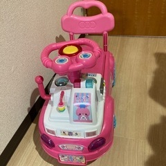 ピンクのおもちゃの車