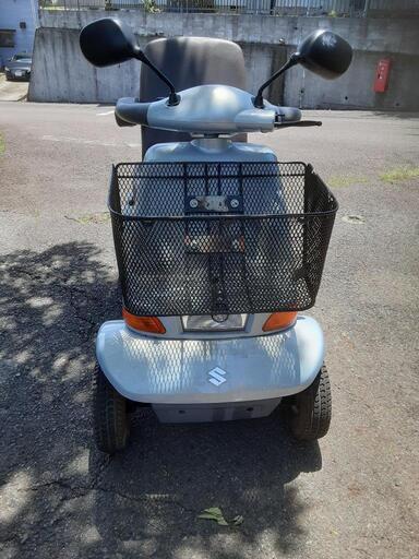 スズキセニアカー年式はわかりませんが長い間車庫内カバーかけで保管傷右前フェンダーに約７０ミリのヘヤーライン描き傷のみ電気的機能総てバッテリー充電機能含む作動いじょうなし