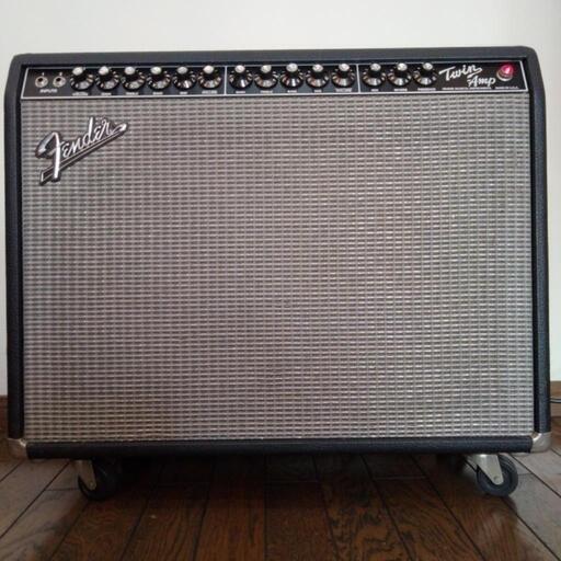 Fender USA の真空管アンプ  ツインです 100 W の真空管アンプですが1/4パワースイッチをオンにすることで25 W に変更できます