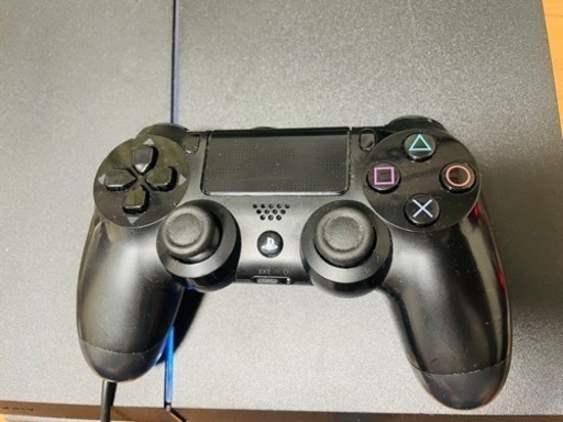 PS4本体と純正コントローラー