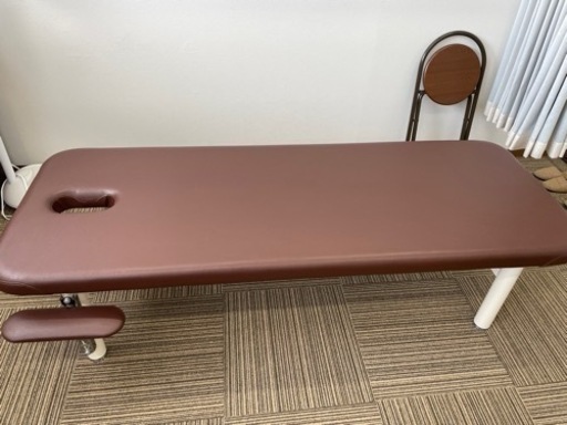 ほぼ未使用な美品 高田ベッド(有孔)マッサージベッド
