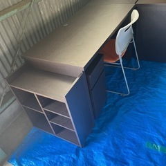 机と書棚とパイプ椅子のセット