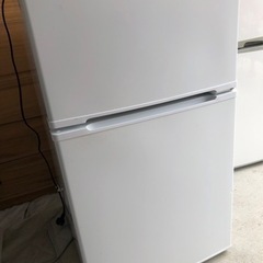 ヤマダ電機の冷蔵庫 yrz-c09b1   サイズ 90L 年式...