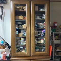年代物の食器棚。書類棚としても使用出来ます。