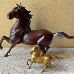 親子馬の彫刻　置物　木製、金属製