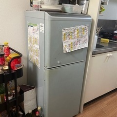 灰色の冷蔵庫