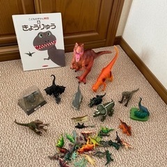 恐竜　おもちゃ・本　まとめ売り