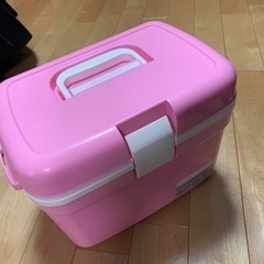 ピンク色のクーラーボックス