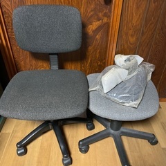 【無料】デスクチェア2つ　昇降式、キャスターつき　オフィスチェア　椅子