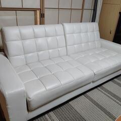 白いソファーベッドです