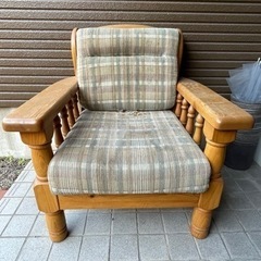 丈夫な木製椅子です