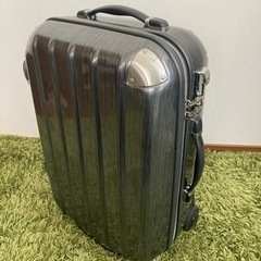 【取引中】機内持ち込み可のメタリックグレーのスーツケース