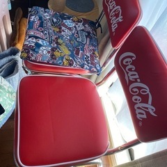 コカコーラ長椅子と椅子二脚