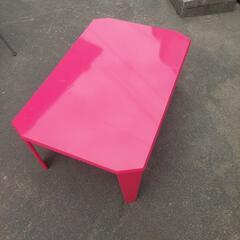 ピンクの小さいテーブルいかがですか？