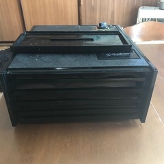 4つのトレイを備えたエクスカリバー脱水機。 適度に使用され、良好な状態です。 トレイライナー付き