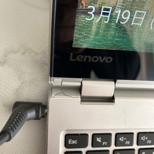 ノートパソコン　LENOVO YOGA 710-11IKB