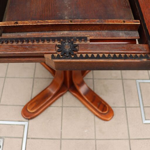 三越ブルージュ(Brugge)の英国カントリースタイル オーク材 伸長式ダイニングテーブルです。アンティーク調のクラシックなデザインが魅力のエクステンションテーブルです。Shin Lee/シンリーDC229