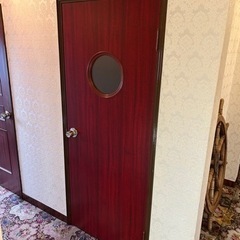 丸窓付き木製ドア　3階　電話ボックス