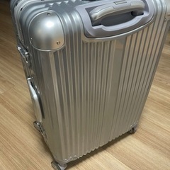 超美品スーツケース　キャリーケース　シルバー　Mサイズ