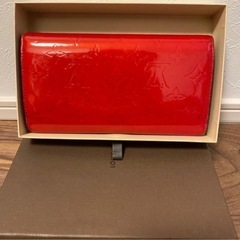 ルイヴィトン ヴェルニ 赤い財布
