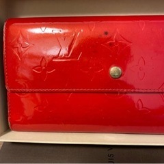 ルイヴィトン ヴェルニ 赤い財布