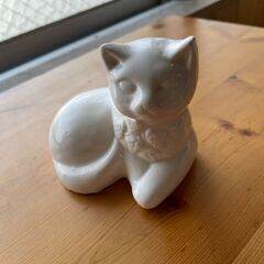 【無料】スウェーデン製白い陶器の猫ちゃん　横10cm奥行8…