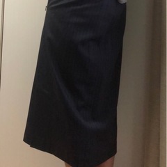 スカート　色:紺　ストライプ模様あり。