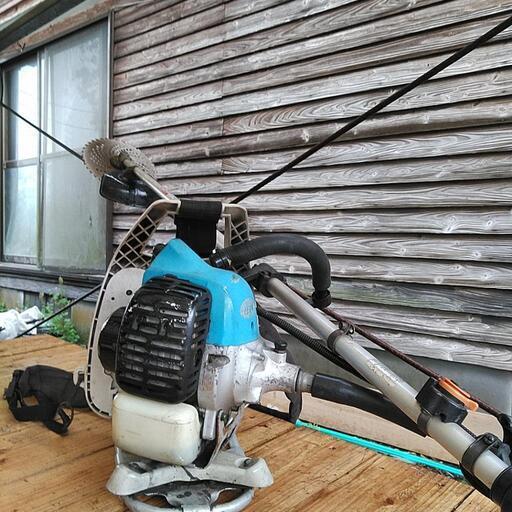 草刈りです新ダイワの背負い式ビーバーです。