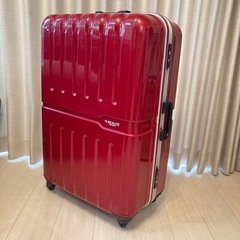 赤の大型スーツケース　凹みあり