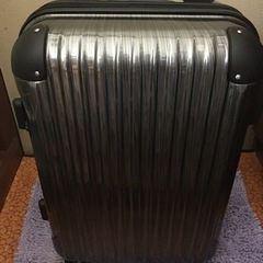 未使用の黒いスーツケース