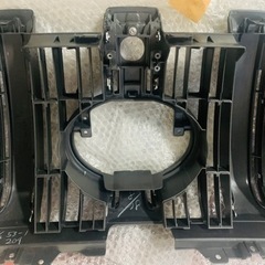 未使用新品ランドクルーザー　プラド　TRJ150W　 後期・純正　ラジエーターグリル　メッキ　カメラ穴あり　