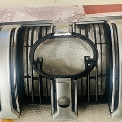 未使用新品ランドクルーザー　プラド　TRJ150W　 後期・純正　ラジエーターグリル　メッキ　カメラ穴あり　