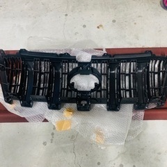 未使用新品ランドクルーザー　プラド　TRJ150W　 後期・純正　ラジエーターグリル　メッキ　カメラ穴あり　