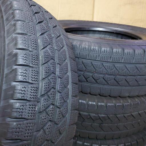 工賃込み☆ハイエース、キャラバンにバリ山スタッドレス195/80R15 