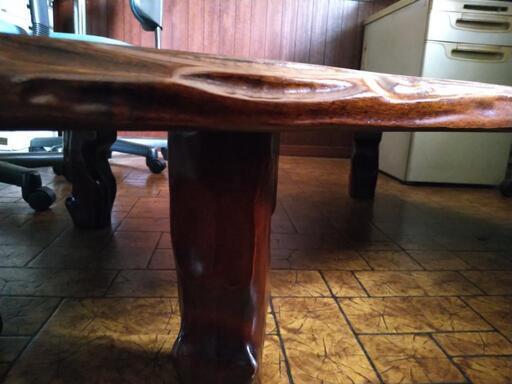 どっしりした木の座卓