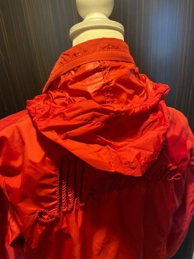 モンクレール赤いスプリングコートです。