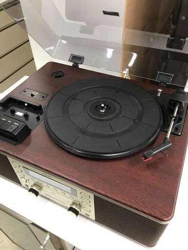 録音レベル調節もできる本格派。 ターンテーブル/カセットプレーヤー付 