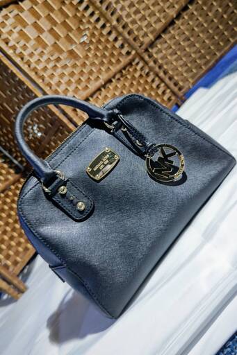 MICHAEL KORS EST 1981 マイケルコース　バッグ黒
