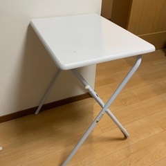 折りたたみ式の机
