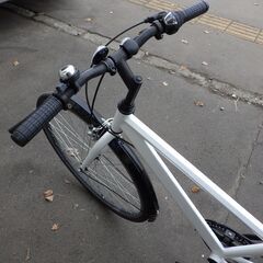 26インチ　クロスバイク/シティサイクル　白×黒　6段切替　シマノ　札幌市内配達可能(有料)　防犯登録解除済み　車体番号：H9F04143
