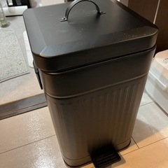 ペダル式ゴミ箱