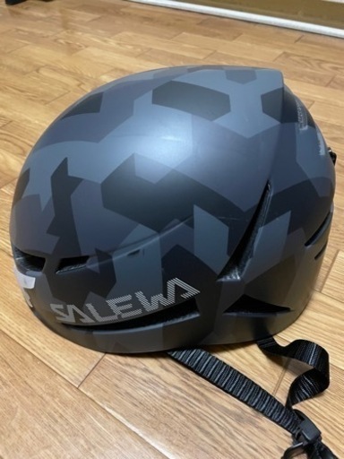 希少　美品　サレワ　VEGA カモ柄　ヘルメット　登山　クライミング