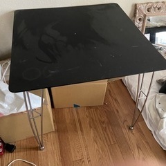 黒いテーブル(ニトリ？)