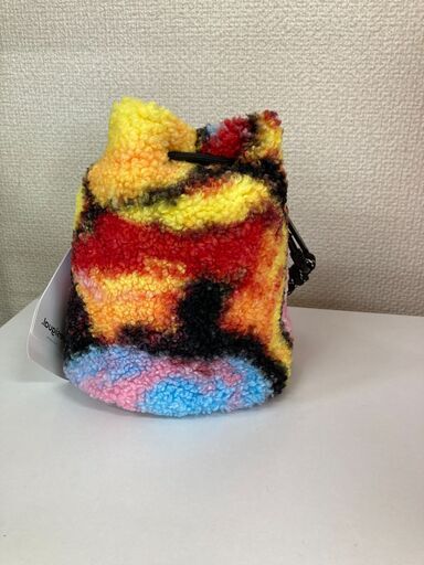 Desigual（デシグアル）ボアミニバスケット　　ファー素材のバスケットバック。アーテステック抽象プリント。紐で開閉出来るデザイン。