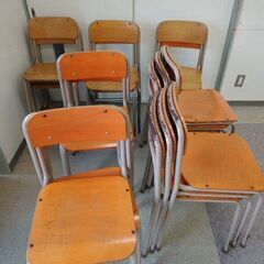 学校用の古い椅子