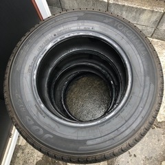 ほぼ新品　195/80R15  キャラバン純正タイヤ