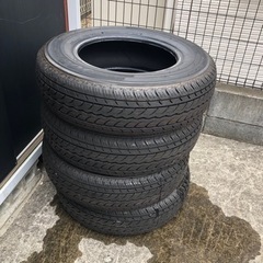 ほぼ新品　195/80R15  キャラバン純正タイヤ