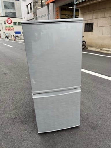 大阪市内配達設置無料 シャープ冷蔵庫　１３７L保証有り