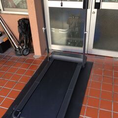 【値下げしました】KingSmith WalkingPad R1【歴代最上位機種 スマートラニングマシン ２つ折りモデル】KINGSMITH キングスミス Treadmill ランニングマシン トレッドミル 時速0.5~10.0km ランニングマシーン ルームランナー 家庭用 ウォーキングマシン 組み立て不要 折り畳みタイプ 静音設計 専用アプリあり メーカー