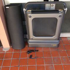 【値下げしました】KingSmith WalkingPad R1【歴代最上位機種 スマートラニングマシン ２つ折りモデル】KINGSMITH キングスミス Treadmill ランニングマシン トレッドミル 時速0.5~10.0km ランニングマシーン ルームランナー 家庭用 ウォーキングマシン 組み立て不要 折り畳みタイプ 静音設計 専用アプリあり メーカー